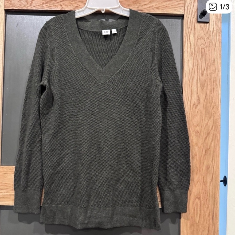 GAP Gray Textured Knit V-Neck Sweater Size Medium